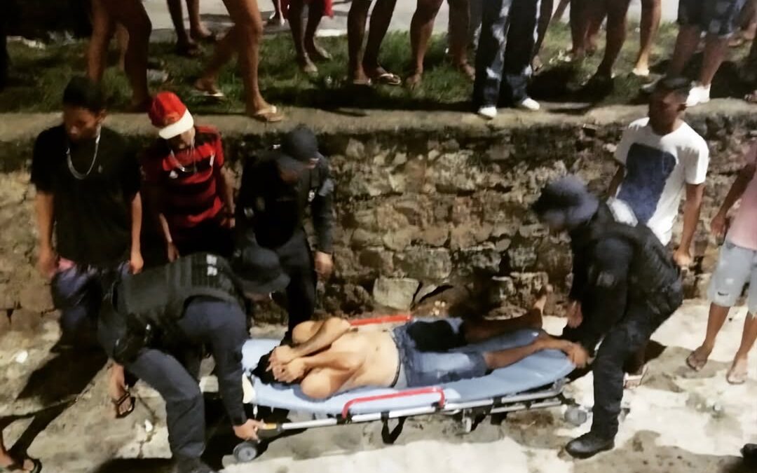 Homem quebra a perna ao cair em córrego de esgoto durante festa no Bairro Novo e é resgatado pela Guarda Municipal.